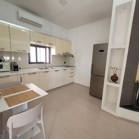 An Apartment With Fireplace Тирана Екстер'єр фото